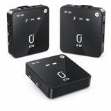 ClipCast Duo, micrófono lavalier inalámbrico, transmisores y receptor sobre fondo blanco